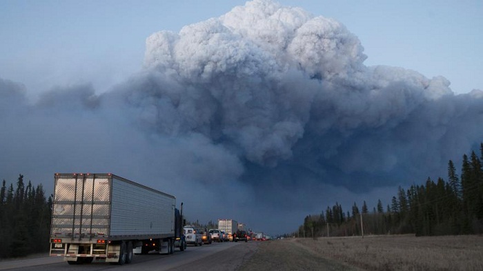 Seule la pluie pourrait éteindre le gigantesque incendie de Fort McMurray